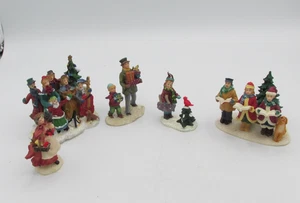 Figuras de pueblo de Navidad villancicos Redbird padre hijo dama - Imagen 1 de 19