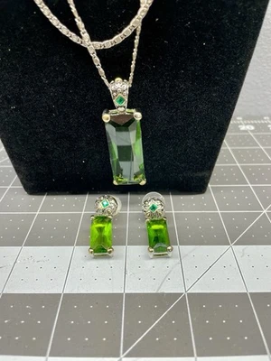 Precioso conjunto de pendientes y collar de disfraz de plata y esmeralda. Foto 1 de 4