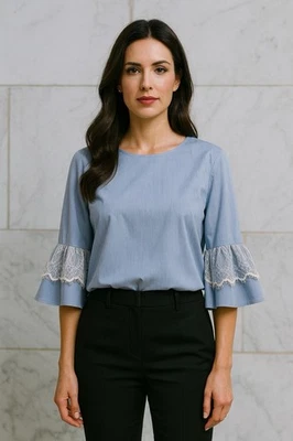 Blusa Top NEW YORK & COMPANY M Azul Blanco Borde de Encaje Manga Campana Romántica Fluida Foto 1 de 4