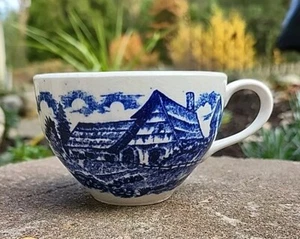 Taza azul y blanca de colección Country Cabin Farming Village hecha en Japón - Imagen 1 de 14