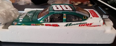 ARC Dale Earnhardt 2008, Jr. Coche diecast Mountain Dew/AMP 1:24 #88 nuevo en caja Foto 1 de 3