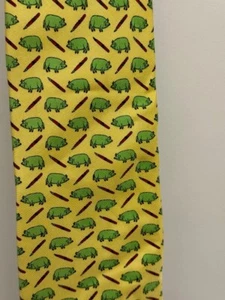 Peter Blair 100% silk tie yellow green red pigs & fountain pens excellent 3.5" - Picture 1 of 2
