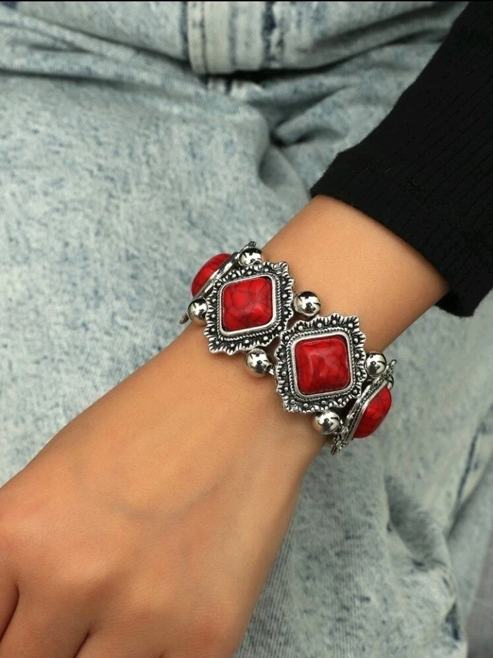 Pulsera de zinc chapada en plata con piedras estilo turquesa roja Foto 1 de 1