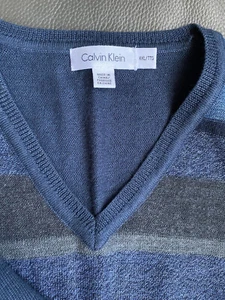 Nuevo sin etiquetas Suéter a Rayas Calvin Klein Para Hombres Logo Lana Merino Cuello en V Talla XXL - Imagen 1 de 11