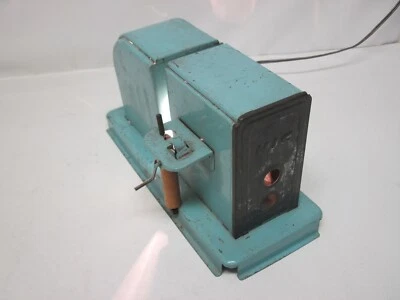 NIC  Projecteur de Film  dessin animé : Fonctionne  en  230 volts  ( a rénover ) - Photo 1/4