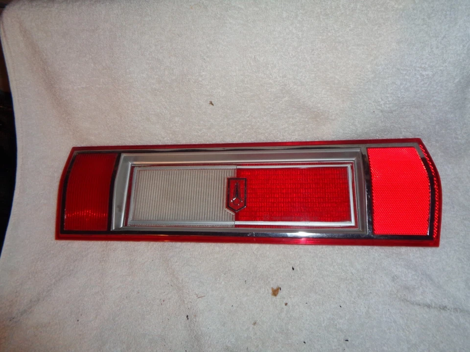Lente de luz trasera derecha Plymouth Volare Mopar 1979-80 NOS Foto 1 de 1