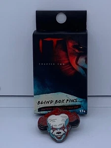 LOUNGEFLY IT CAPÍTULO DOS PENNYWISE CAJA CIEGA ESMALTE PIN - PENNYWISE SONRIENDO - Imagen 1 de 1