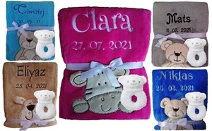 Kuschlige Babydecke SUPER FLAUSCHIG mit Namen und Datum bestickt mit Rassel - Bild 1 von 49