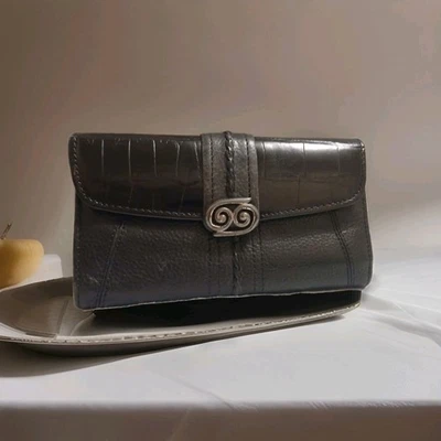 Cartera/cartera organizadora de cuero negro Brighton, cierre de remolino único en tono plateado Foto 1 de 4