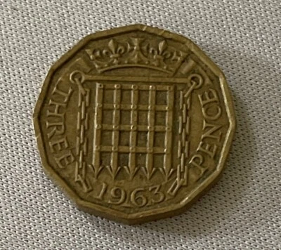 1963 UK Great Britain 3 Pence Thruppence Thrupenny Queen Elizabeth II Coin (63t) - Image 1 of 2