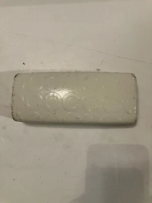 Gafas de sol Coach blancas en relieve estuche rígido rectangular solamente Foto 1 de 4