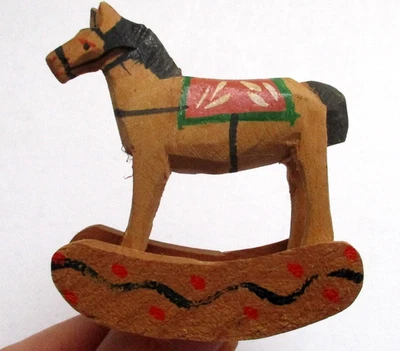 Casa de muñecas miniatura tallada a mano caballo mecedor pintado Foto 1 de 4