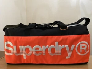 Montana Barrel Bag de Superdry en negro/naranja/blanco nuevo con etiquetas - Imagen 1 de 11