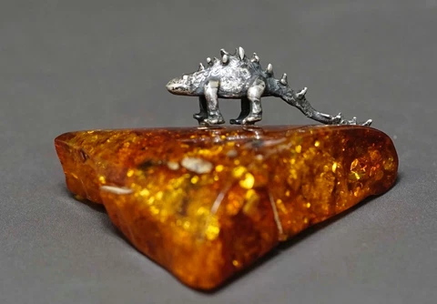Old Natural Baltic Amber Nugget Stone Sterling Silver Dinosaur Miniature Figure Cover