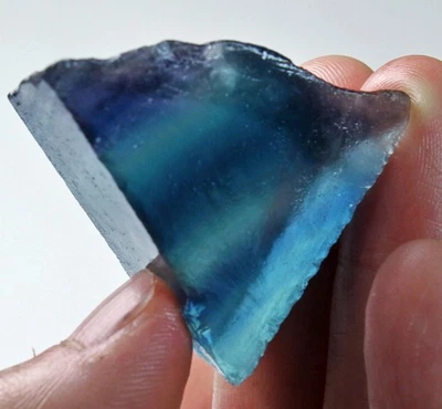 Muestra de cristal de fluorita verde natural de 191 quilates en bruto YVU1387 Foto 1 de 3