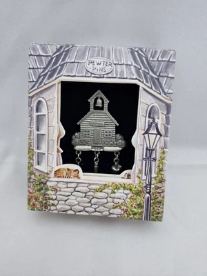 Pin de peltre fino Lindsay Claire Designs - Casa escolar 2" con colgantes Foto 1 de 4