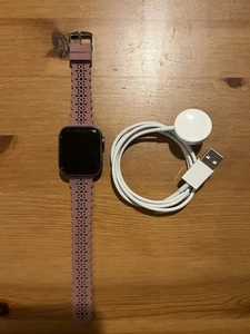 Apple Watch Series 4 40 mm Boîtier Aluminium Gris Sidéral Fonctionne Bon État - Photo 1 sur 3