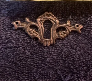 Escudo de placa de cubierta de cerradura de latón antiguo fundido - Imagen 1 de 3