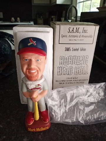 MARK McGWIRE St. Louis Cardinals 1999 SAM's Bobblehead Doll #2582/10,000 Cover