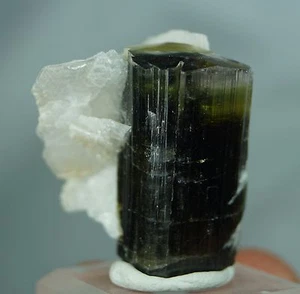 Gorra verde turmalina con escisión 65 CARATS de Astaknala Pakistán - Imagen 1 de 12