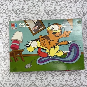 Garfield & Odie MB Puzzle Jim Davis 250 Piece Vintage 19 7/8 x 13 7/8 - Picture 1 of 11