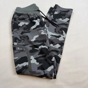 Under Armour Mens Dark Camo Cargo Jogger Pants MD M Gray Black Athletic Training - Picture 1 of 8