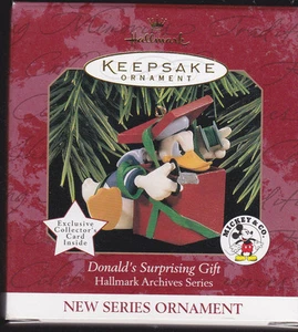 1997 Hallmark Disney Donald's überraschendes Geschenk Mickey Serie Ornament Neu im Karton NEU IN - Bild 1 von 1