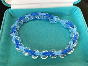Divertido brazalete elástico azul y transparente con cuentas de acrílico hecho a mano para niños y adultos - Imagen 1 de 3