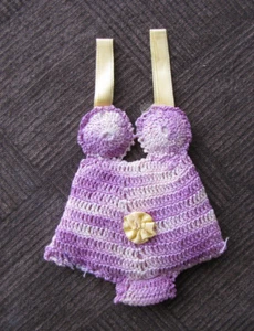 Traje de baño de ganchillo SACHET pequeño lavanda y crema con cinta amarilla y lazo vintage - Imagen 1 de 8