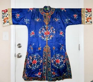 Frühe Republik chinesische handbestickte indigoblaue Seide Robe Kesi Ärmelbänder - Bild 1 von 19