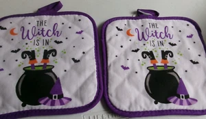 JUEGO DE 2 AGARRADERAS HALLOWEEN LA BRUJA ESTÁ EN Impresión 8" X 8" - Imagen 1 de 2