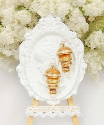 Pendientes concha con perlas de agua dulce, pendientes minimalistas, pendientes colgantes de perlas Foto 1 de 4