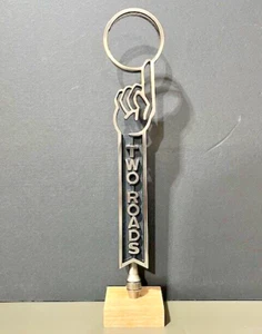 Zwei Straßen Brauen 12-3/8" Metall Bier Zapfhahn Griff auf Holz Display Basis - Bild 1 von 5