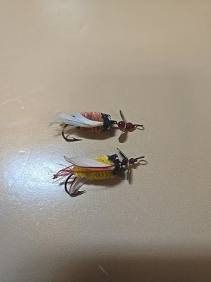 Señuelos de pesca vintage con aspecto de abejorro de plumas gancho único ambos. Foto 1 de 4