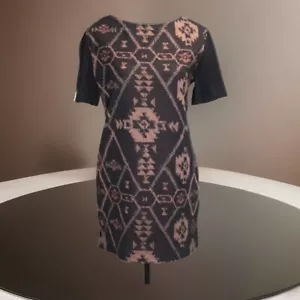 Sandro kurzärmeliges Mini-Kleid mit Reißverschluss Lederborte schwarz mit aztekischem Druck Größe 2 - Bild 1 von 8