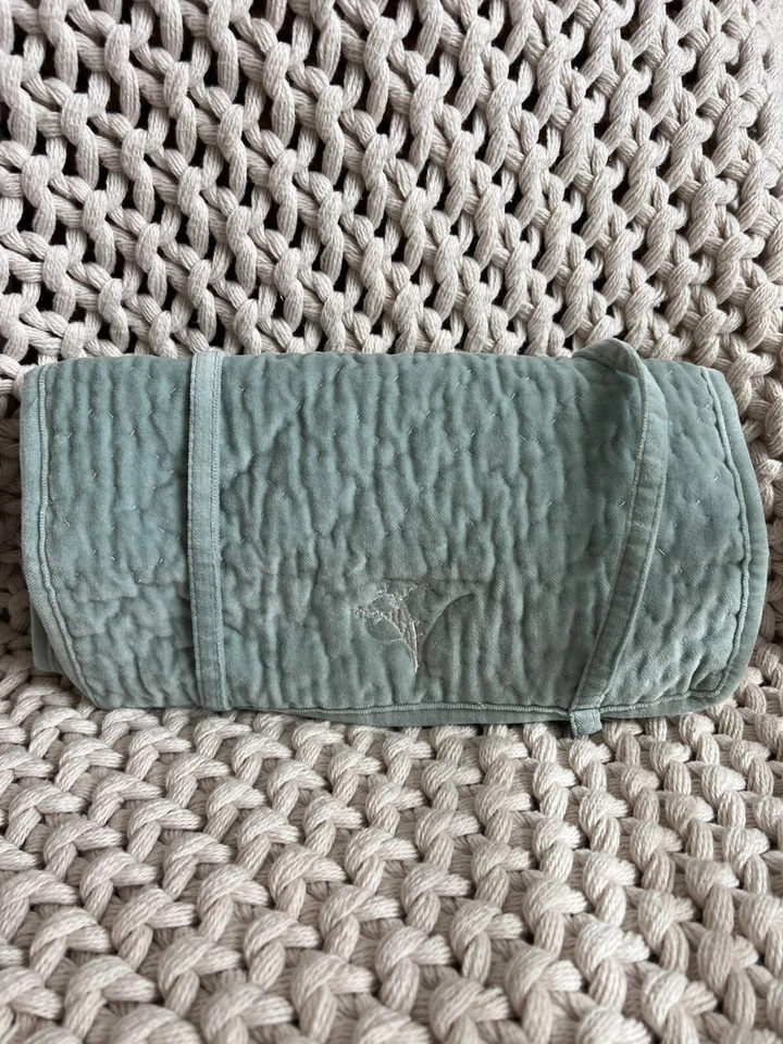 Pottery Barn Косметическая Свернутая Сумка Синий Бархат Стеганые Ювелирные Изделия с Монограммой "V" - Изображение 1 из 1