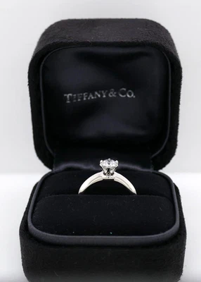 Tiffany & Co. Платиновое кольцо с одним бриллиантом размер 4,75 - Изображение 1 из 4