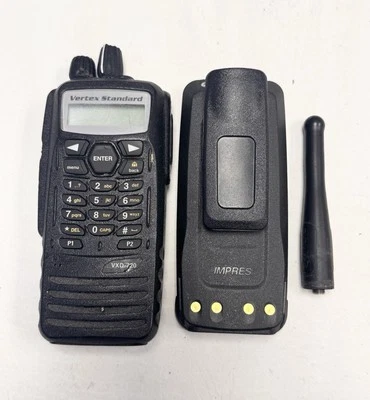 Radio UHF digital estándar Vertex VXD-720 VXD-720-G6B-4 con batería Foto 1 de 4