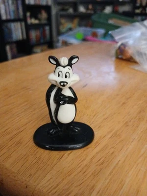 Arby's 1987 - от Looney Tunes - Pepe Le Pew фигурка на овальной основе - Изображение 1 из 3