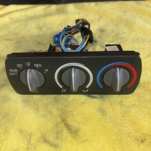 Rear Climate Controls 1995 Chevrolet Suburban K2500 7.4 Gas 4WD - Picture 1 of 3