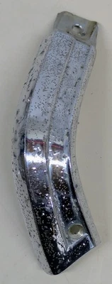 1966 CHRYSLER 300 NEWPORT RIGHT REAR CORNER END TRIM CHROME PASSENGER 2574304 - Image 1 of 4