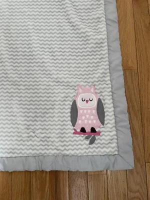 Manta de bebé Wendy Bellissimo rosa búho gris blanco rayas diamante satinado Foto 1 de 3