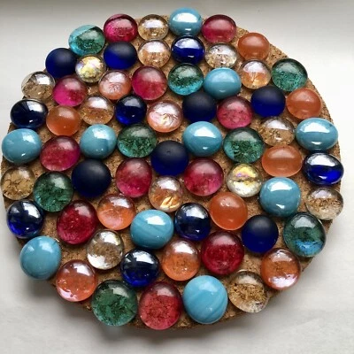 Corcho y cuentas de vidrio transparente rojo, azul, remache redondo. Diámetro 7”, Peso 1 Lb. Foto 1 de 2