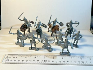 Lote de Caballeros Medievales Plata Plástico 54mm.  Cuatro montados y seis de pie. - Imagen 1 de 4