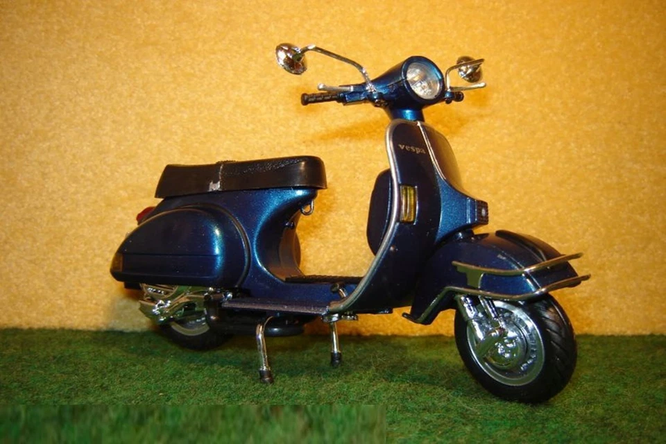 1:12 Vespa P 200 E Blaumetallic 1978 NEW RAY 03002 - Bild 1 von 1