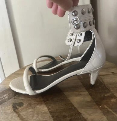 Sandálias All Saints Evie UE 39 EUA 8,5 branco crocodilo em relevo cravejado salto baixo gatinho - Imagem 1 de 4