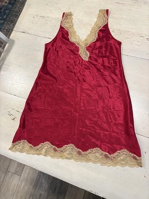 Camisón Morgan Taylor Chemise para mujer mediano rojo satinado ribete de encaje cuello en V sin cordones Foto 1 de 4