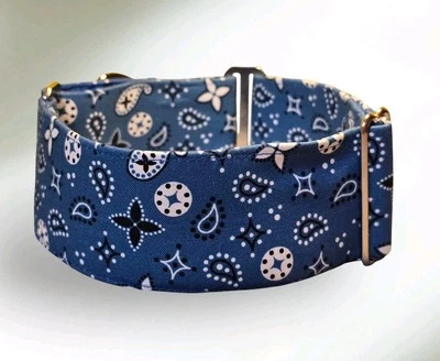 Collares de Pinky - Paisley y formas sobre fondo azul cuello Martingala Foto 1 de 4