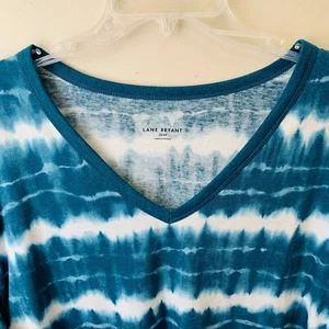 T-shirt taglia 22/24 Lane Bryant tie dye blu bianca top blusa scollo a V prezzo al pubblico consigliato $40 nuova B1 - Foto 1 di 10