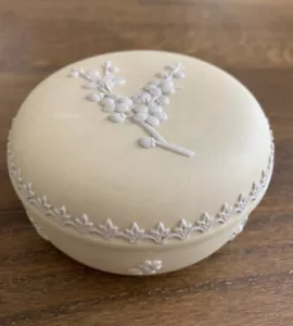 Wedgwood Primrose Prunus 4 Inch / 10cm Dia. Round Trinket Box Yellow Jasperware - Picture 1 of 5
